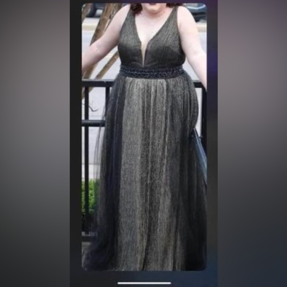 Selling for a friend, message me if serious, or if wanting more photos.